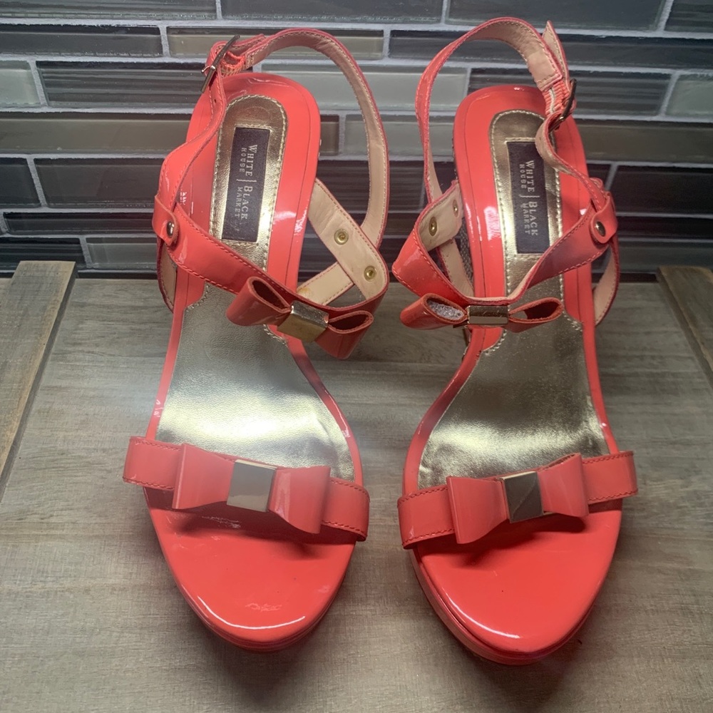 White House Black Market Peach Patent Leather Open Toe Wedge Bow Shoes in Size 6 - Picture 3 of 12